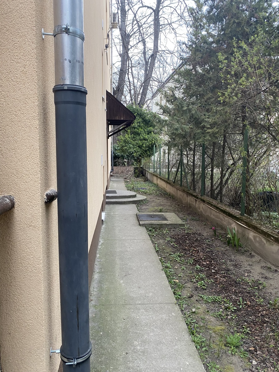 где здесь должна проехать машина?