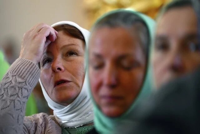    Как правильно крестить (благословлять) человека, стоящего спиной?