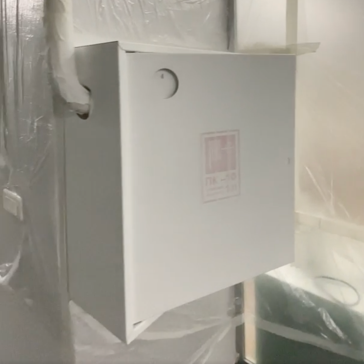 Безвоздушная покраска в офисе пожарных шкафов