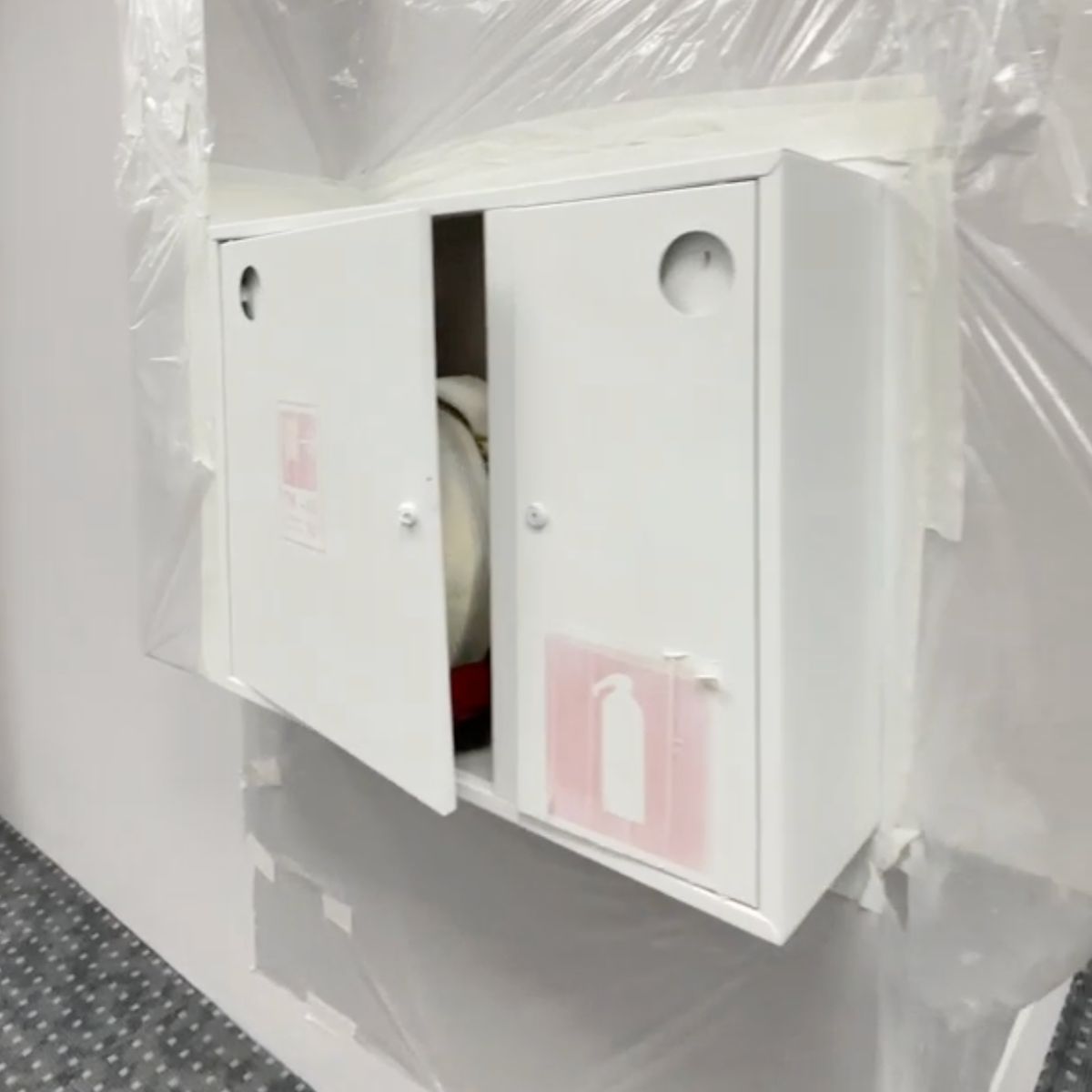 Безвоздушная покраска в офисе пожарных шкафов