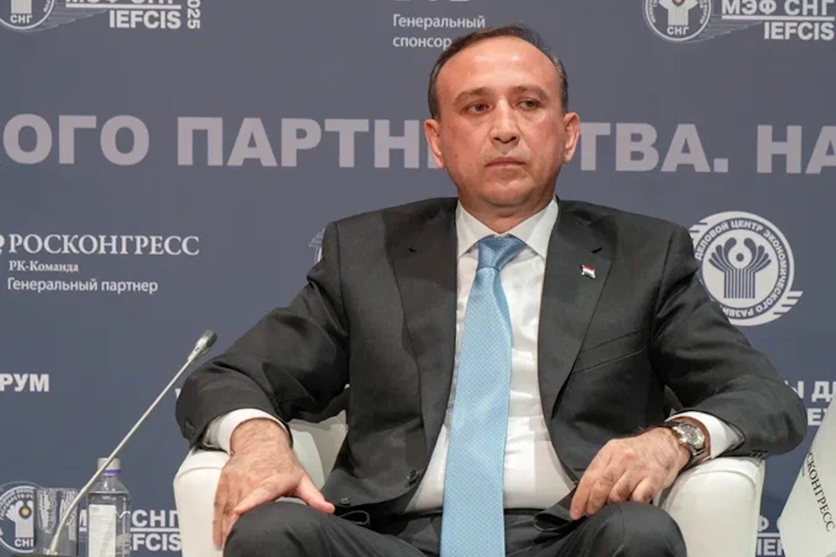    Первый заместитель Премьер-министра Республики Таджикистан Хоким Холикзода на Международном экономическом форуме государств – участников Содружества в 2025 год. Источник: пресс-служба Делового Центра экономического развития СНГ.