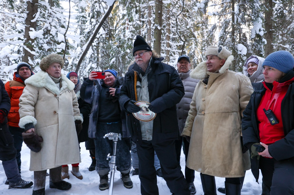 Илл.: Виктор Сухоруков, Владимир Бортко и съемочная группа на съемках сериала «Сталин»