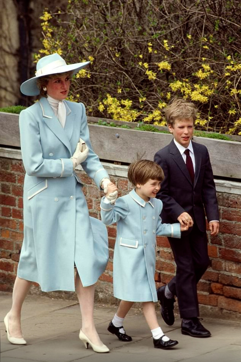 Двубортный фасон напоминал знаменитое пальто Кэтрин Уокер, которое принцесса Диана надела на пасхальную службу в часовне Святого Георгия в 1987 году. Диана с Уильямом и Питером Филлипсами.