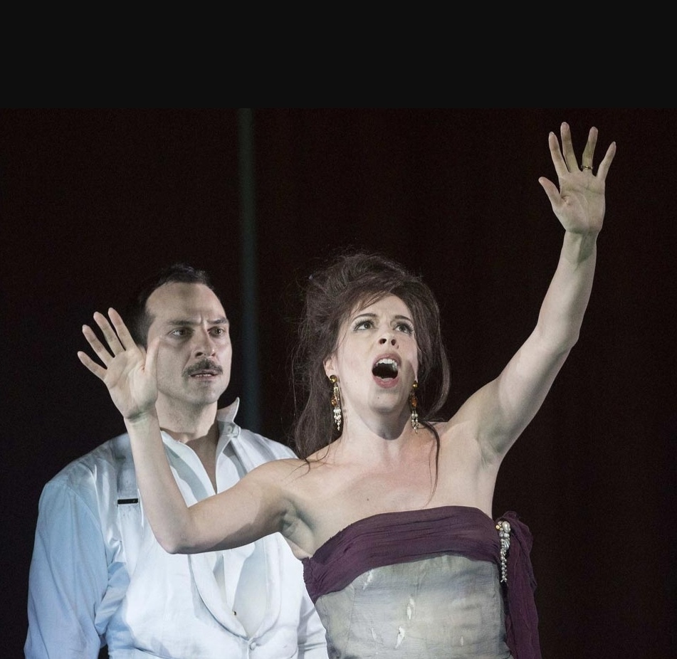 Почему согласные «ломают» верхние ноты? 

Вы пробуете взять верхнюю ноту…

но она либо не звучит, либо даётся с усилием.

Хотя кажется — всё делаете правильно.

И тут важный момент:

проблема может быть не в дыхании и не в опоре.

А в… согласных.

❗️На крайних верхах согласные могут буквально «сбивать» звук.

Почему так происходит?

Когда вы поёте высоко, голосу нужна:

— максимальная свобода

— минимальное лишнее напряжение

— чистый поток гласной

А что делают согласные?

👉 добавляют артикуляцию

👉 включают язык, губы, челюсть

👉 создают микрозажимы

И на среднем регистре это нормально.

Но на верхах — критично.

В итоге:

вы «врезаетесь» в согласную —

и верх не случается.

💡 Что делать?

Есть рабочий приём, который используют даже профессионалы:

1. Сначала — без согласных

Пропойте фразу только на гласной.

Найдите ощущение свободного, «влетающего» верха.

2. Закрепите это ощущение

Поймайте, как звук сам «садится» наверх без усилия.

3. И только потом — аккуратно добавляйте согласные

Не «вбивайте» их, а встраивайте внутрь потока.

Как будто они — часть гласной, а не помеха.

✨ В этот момент происходит перелом:

верх остаётся свободным,

а текст — возвращается.

💬 А теперь вопрос:

Бывало ли у вас, что без слов верх берётся, а с текстом — нет?

Напишите «да» или «нет» — это очень показательный момент 

