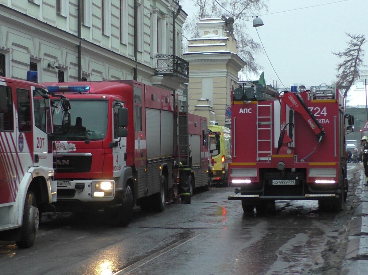    Оперативные службы на месте пожара в здании усадьбы Лопухиных в Малом Знаменском переулке | © АГН "Москва" / Мобильный репортер