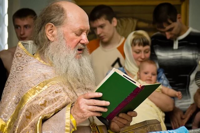    Как правильно крестить (благословлять) человека, стоящего лицом к тебе?