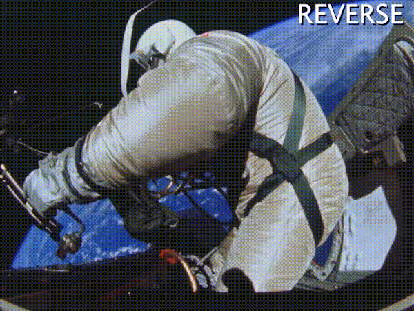 Фрагмент запущен реверсом. Движение пневмопистолета приобрело естественность.