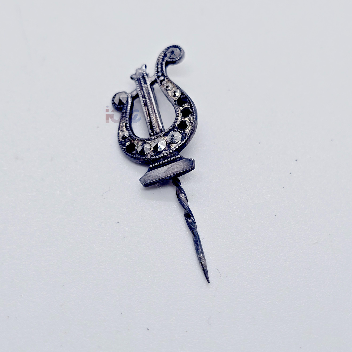 Значок «Лира», Свердловская ювелирно-гранильная фабрика), 1958 год, граненое стекло на клею, фото Ювелирный архив, из моей коллекции