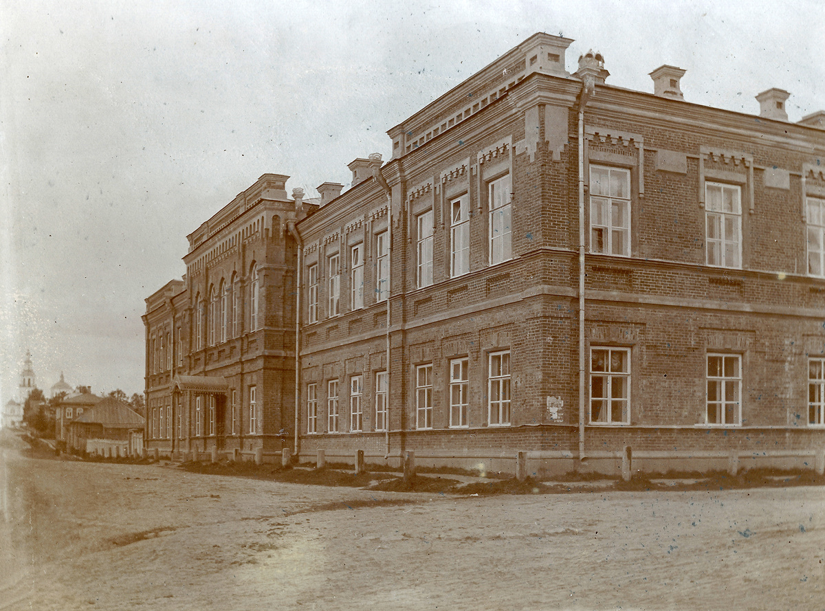 Бежецкая женская гимназия. Фотография нач. XX века. Из архива Алины Дмитриевны Жегловой.