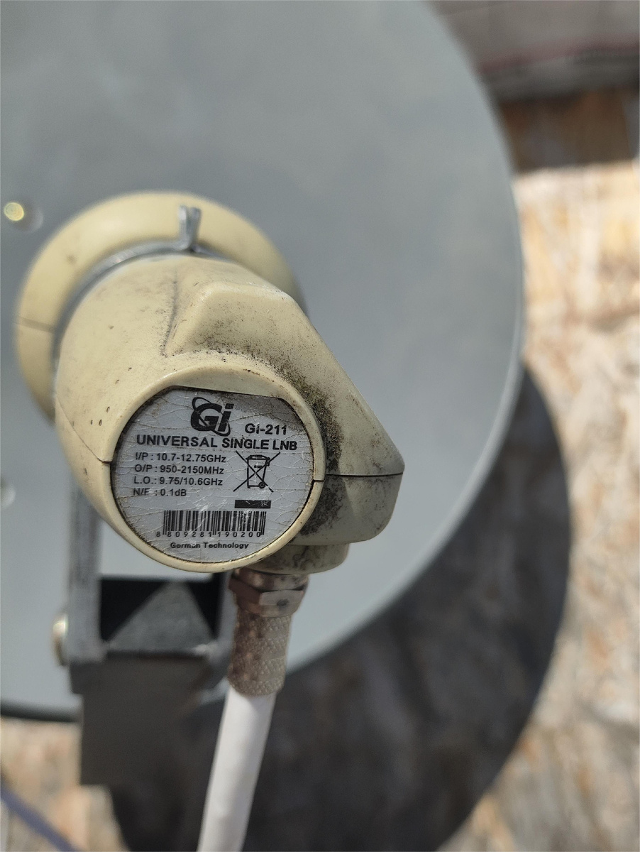 Спутниковый конвертор линейной поляризации (в моем случае старый Gi-211)