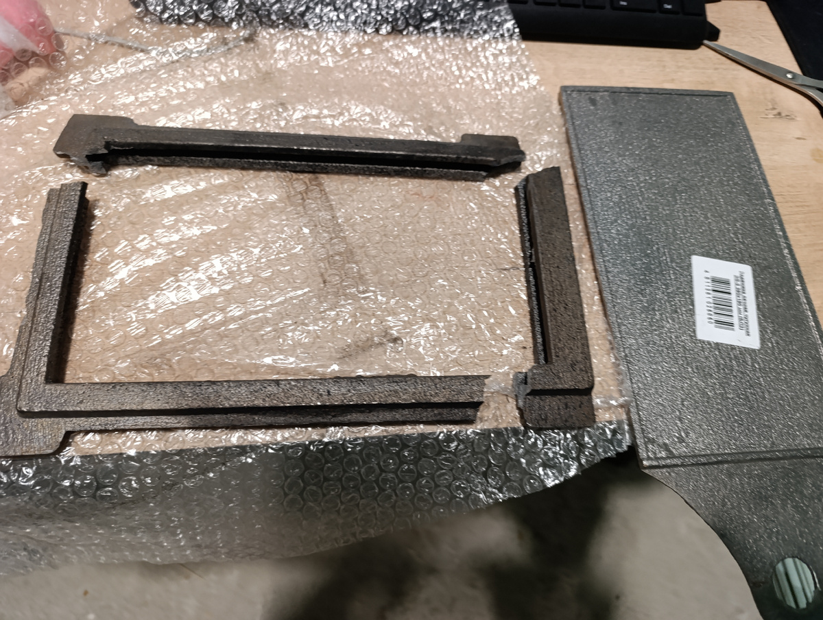 Рамка лопнула аж в трех местах, видимо кидали как попало либо что-то тяжелое на нее кинули. 