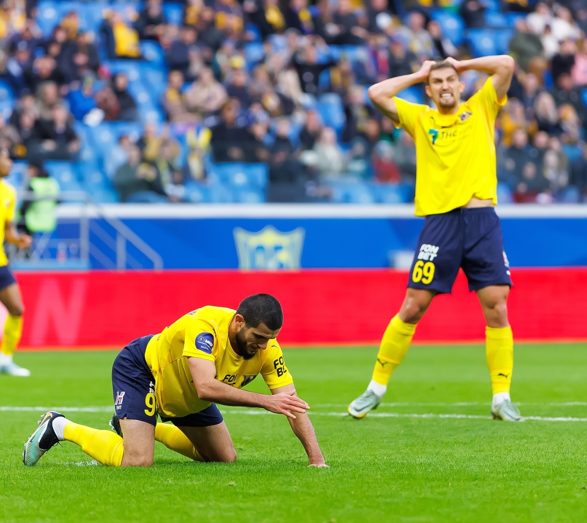 Огорчение форвардов «Ростова» Тимура Сулейманова (слева) и Егора Голенкова: очередной голевой момент не реализован. Фото из архива ФК «Ростов»