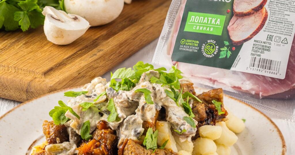 Картофельные клецки с тушёной свининой и грибным соусом