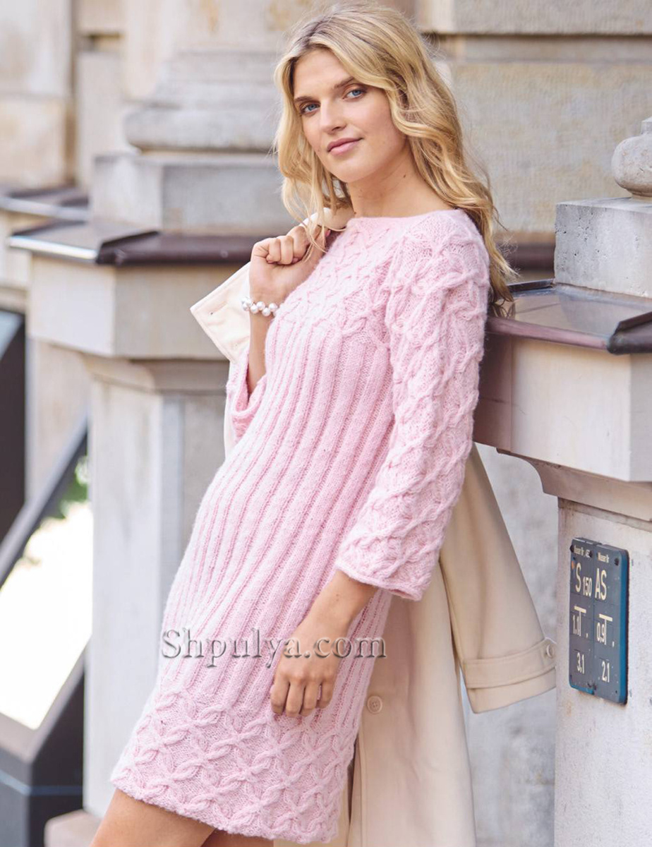 Розовое вязаное платье с резинкой и узором из «кос»