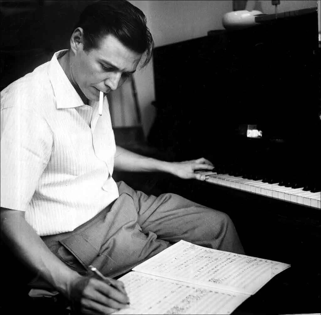 Жобим за работой