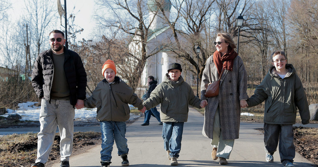 У Луки синдром Дауна, мама, папа и два брата. Как живет многодетная семья с особенным ребенком