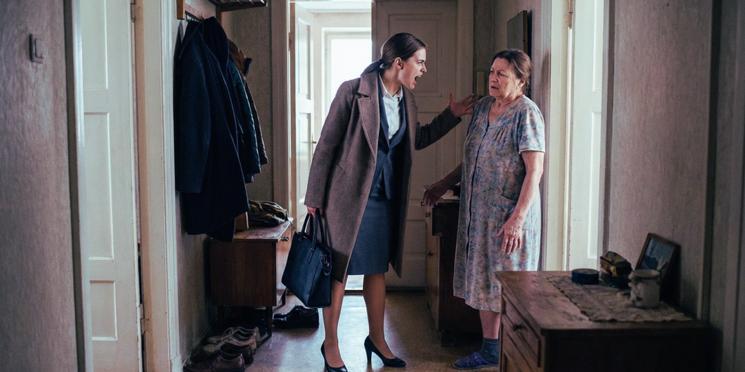 — Вы совсем из ума выжили, снимать дверь в нашу спальню?! Какое ваше дело, чем мы там занимаемся?! Если вы сейчас же не поставите её на мест