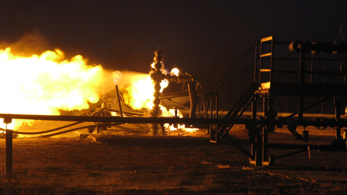    На газовом месторождении на севере Ирака после бомбардировки вспыхнул пожар