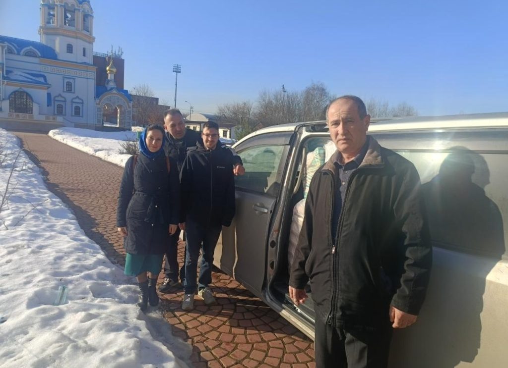 Прихожане храма иконы Божией Матери «Неувядаемый Цвет» в Рублево с гуманитарной помощью. zapadvikar.ru