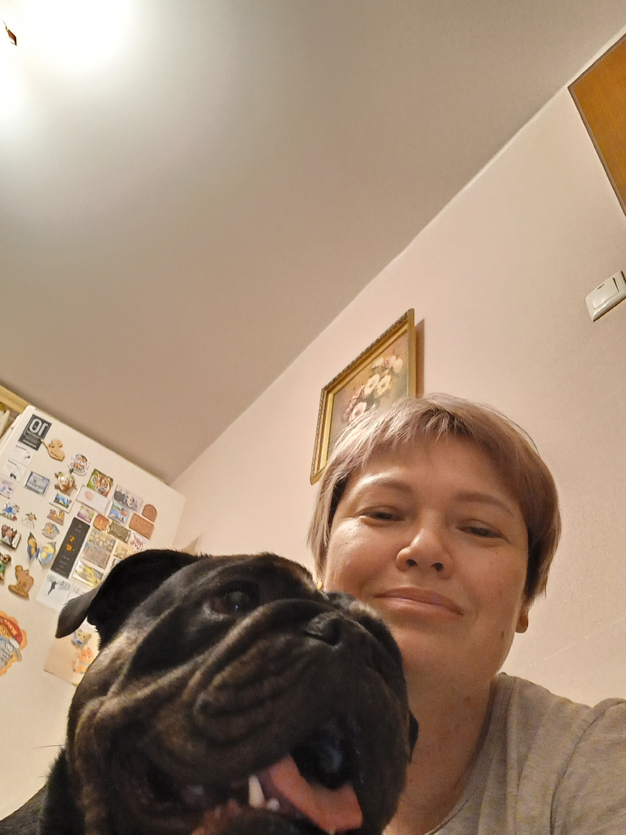 Автор канала дома с Боней готовит на кухне