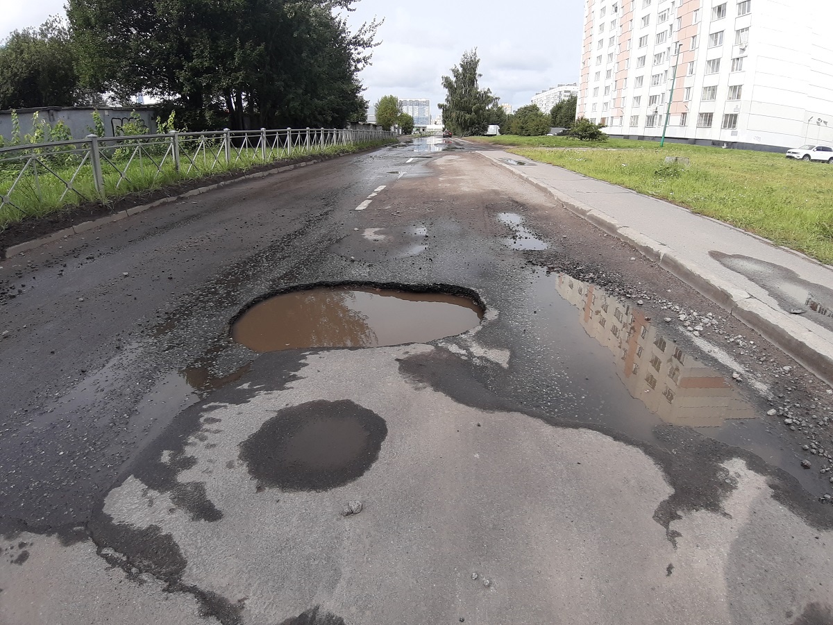 Эта яма даже на фото выглядит устрашающе. В реальности, - глубина отдельных "неровностей" там достигала десятки сантиметров. Лично случайно "протестировал" там пару ям... Фото - моё.