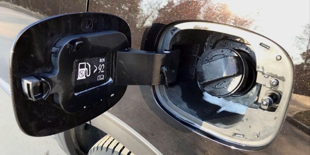 Услышал "пшик" при откручивании крышки бензобака - бак вмяло и вытек весь бензин. Вот как починил