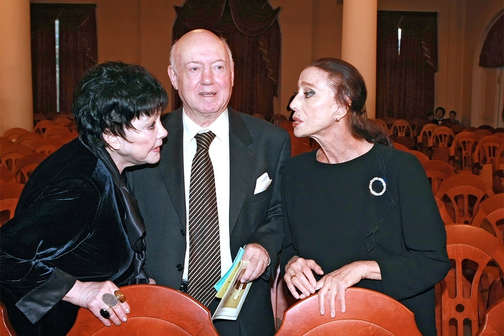    Знаменитая семья всегда в центре культурной жизни (на фото: Борис Мессерер с женой Беллой Ахмадулиной и Майей Плисецкой). / РИА Новости