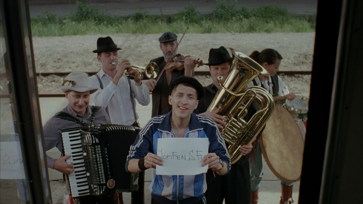 Джипси-панки Gogol Bordello собственной персоной. Сыгравший Алекса Евгений Гудзь - их основатель.