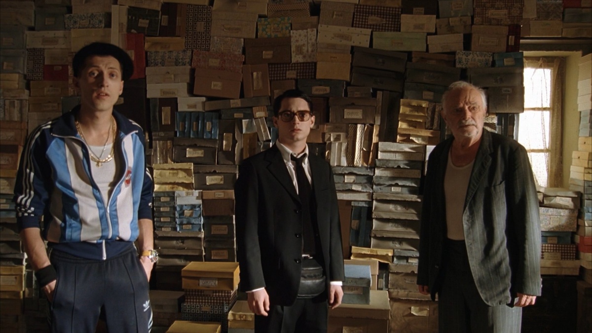 В книге события происходят в 1997 году, в фильме - в 2004.