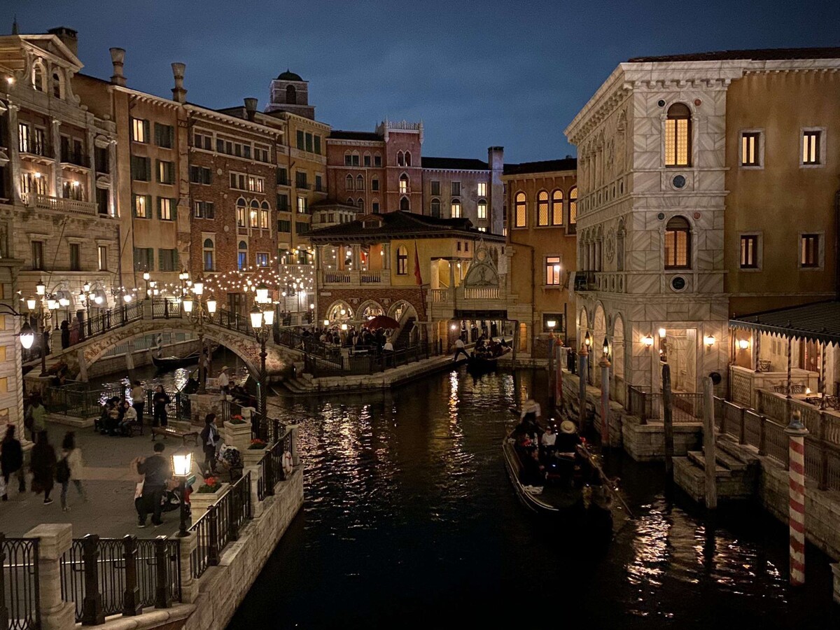 Архитектура парка продумана до мелочей — от потертостей на кирпичах до аутентичных гондол