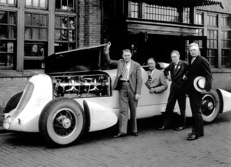 недавно изготовленный автомобиль Duesenberg Special, июнь 1935 года. Слева направо: Оги Дюзенберг, Эб Дженкинс, Харви Файерстоун (Harvey Firestone) и Джон Томас