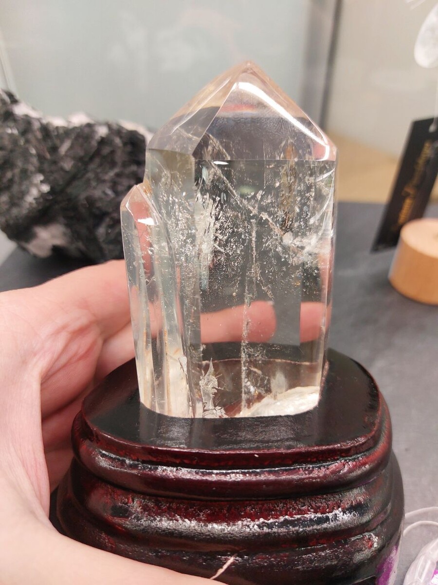 Кристалл горного хрусталя 