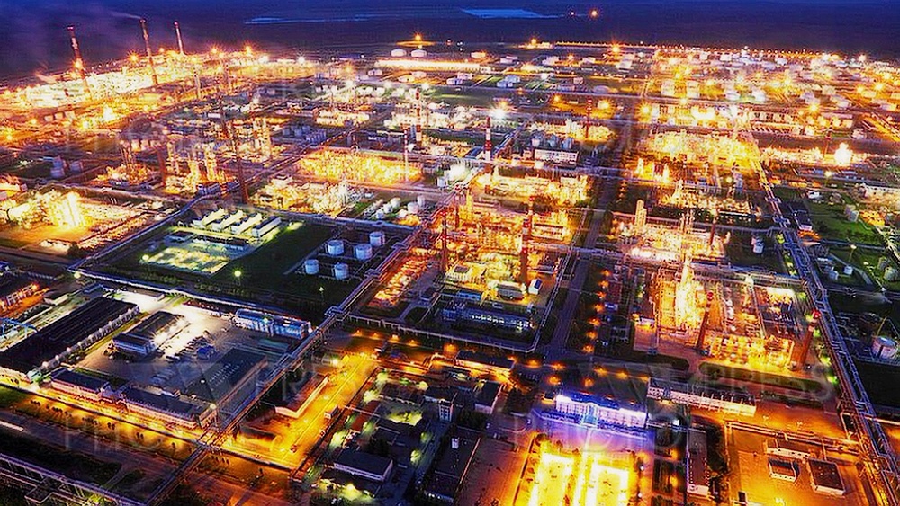  С высоты площадка завода похожа на настоящий город