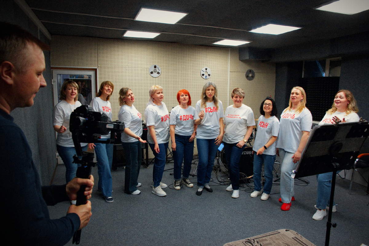 Записать песню на выпускной, последний звонок в студии звукозаписи
IN/OUT Records.