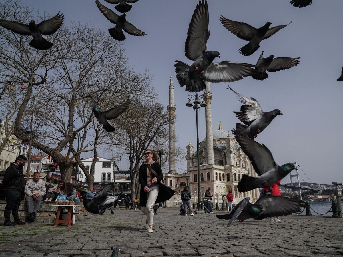    Туристы на набережной недалеко от мечети Ортакёй в Стамбуле | © РИА Новости / Кемаль Аслан