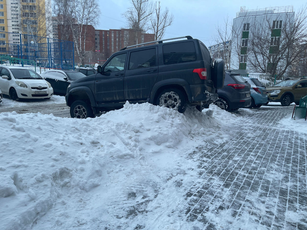Дворник сгрёб с дорожек снег на парковку и занял 2 места. Я не знаю, как автолюбители не соврешили над ним расправу после этого... Но я готова была это сделать голыми руками. У меня было желание засунуть ему его лопату.... Дятел безмозглый! 🤬