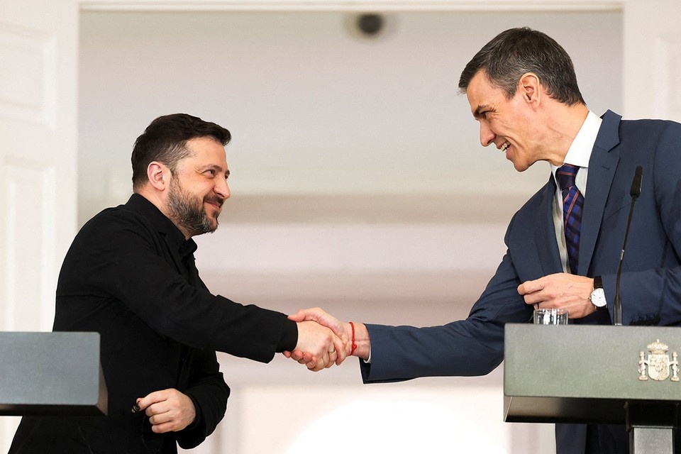    Зеленский выпросил у испанцев очередную европейскую подачку - миллиард евро. REUTERS