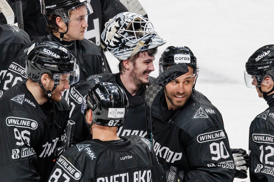    На шлеме Сергея Мыльникова — логотип «Трактора» и расколовшиеся льдины Валерий ЗВОНАРЕВ