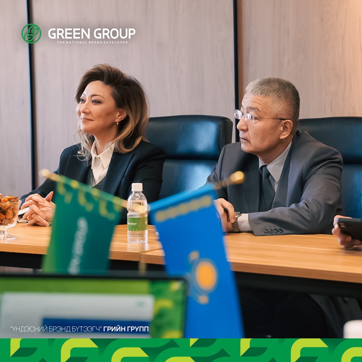 слева: Айжан Адиловна Бижанова