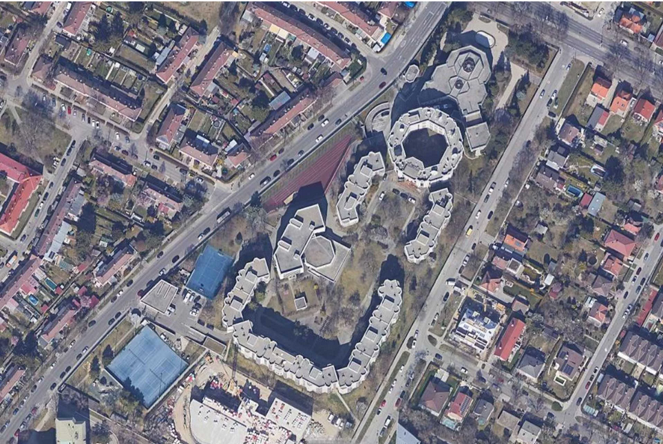 Основной объект радиоэлектронной разведки в Вене расположен на территории площадью девять акров на берегу Дуная, известной как «Руссенсити», и включает в себя жилые здания, школу и центральный объект, построенный вокруг шестиэтажного восьмиугольного здания