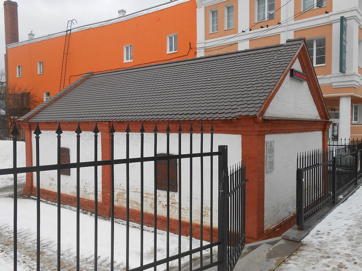 Редкая удача: это здание построено как раз в период, когда городом управляли поляки! И это старейшее светское здание города. Фото с Викисклада: https://commons.wikimedia.org/wiki/File:Smolensk,_Lenina_Street,_10A_-_02.jpg