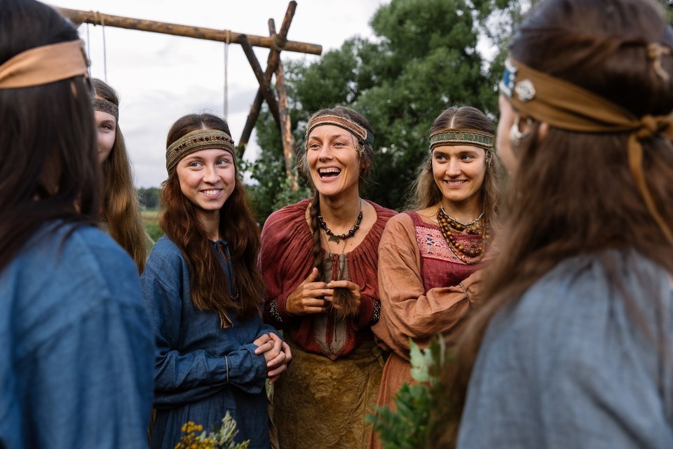    Рада в «Князе Андрее» (в центре): веселый сгусток энергии - порой темной. Фото: Канал Россия 1