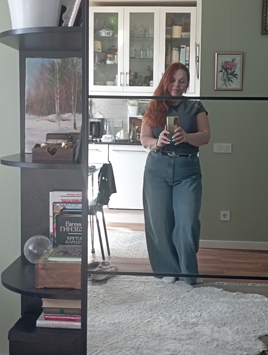 Вот я за зиму сильно поправилась. И никак не могла себе выбрать джинсы. Пока не заправила при примерке футболку в джинсы. Да, я не стала меньшего размера, но визуальная картинка поменялась. 