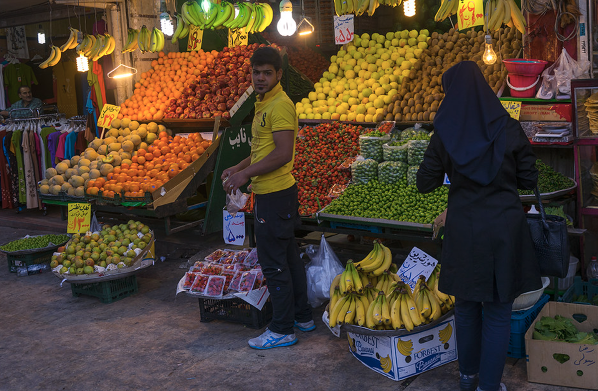 За покупками иранские хозяйки чаще ходят на базар, чем в магазин