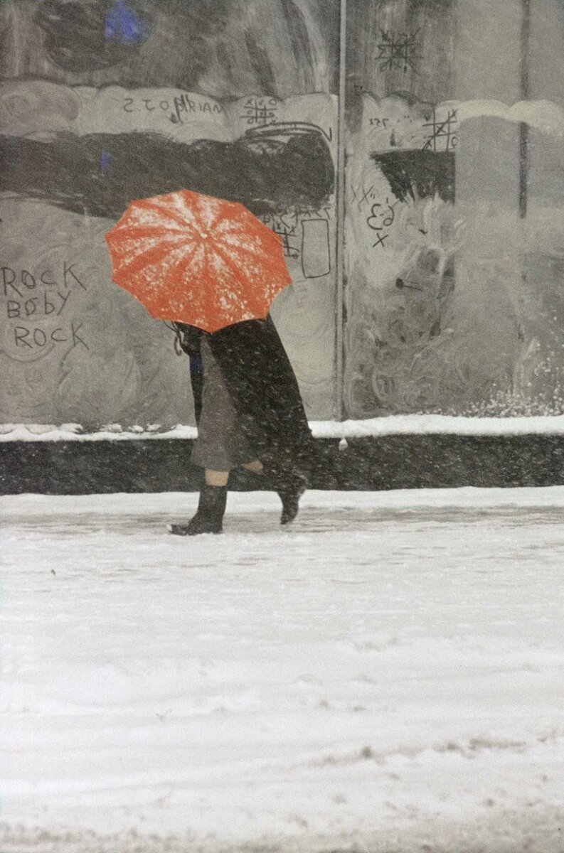 Saul Leiter ─ Red Umbrella, c. 1958.
