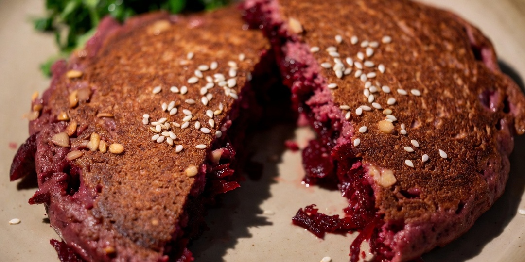 Свекольные оладьи с кунжутом и чесноком жарю в пост вместо драников — ярче и полезнее