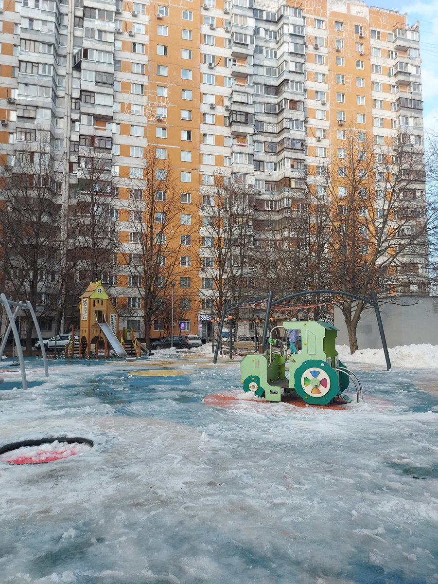 Оттаявшая детская площадка