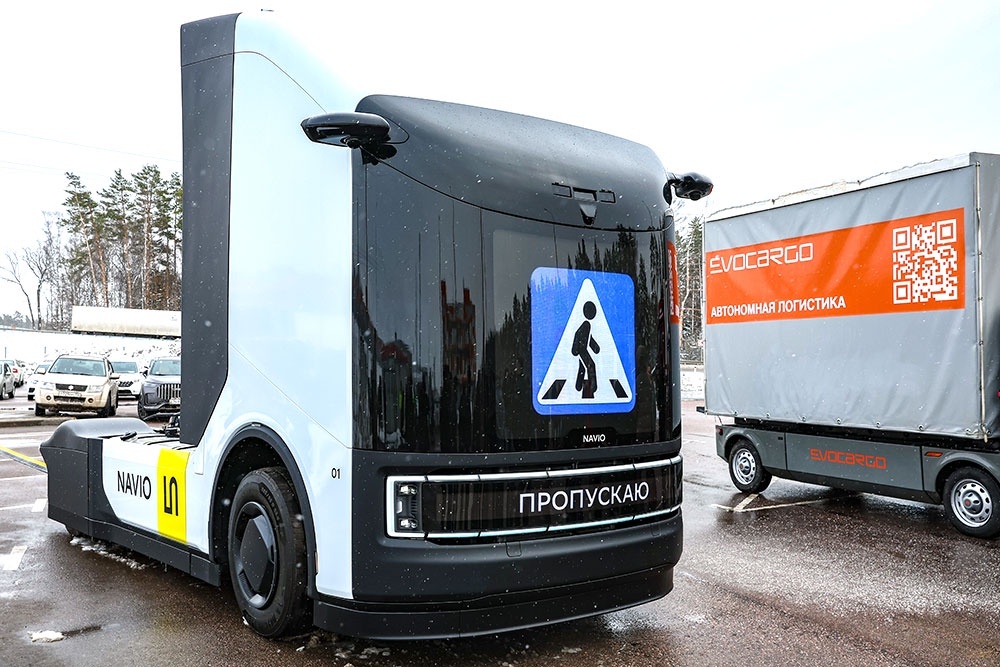    Полностью автономный российский беспилотный седельный тягач Navio L5 уже тестируется на ЦКАД и М-11 "Нева". / Александр Рюмин/ТАСС
