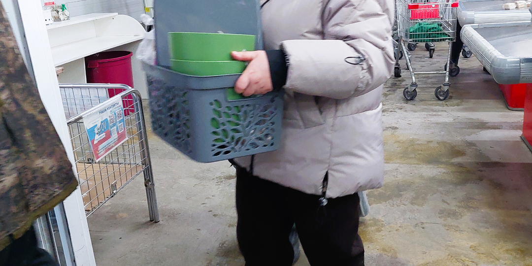 В Светофор привезли саженцы крыжовника, корзины, коврики и панели по низкой цене. Выбираю окорочек, сыр и лечо. Дегустируем тюльку в томате