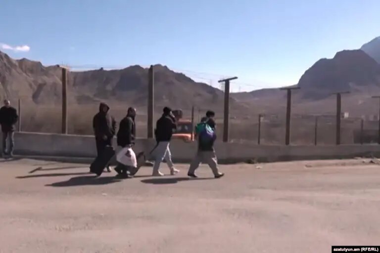    Бежавшие из Ирана люди на границе с Арменией. Источник: Azattyqasia